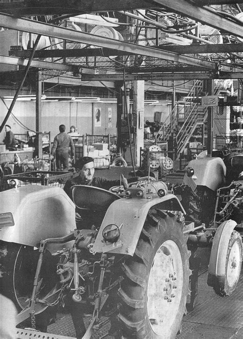Hala montażu głównego w Zakładach Mechanicznych Ursus w latach 70.