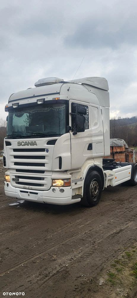 Scania R420 z 2006 roku na tle autostrady