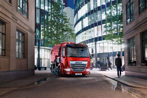 Infografika z systemami bezpieczeństwa DAF CF (FCW, ACC)