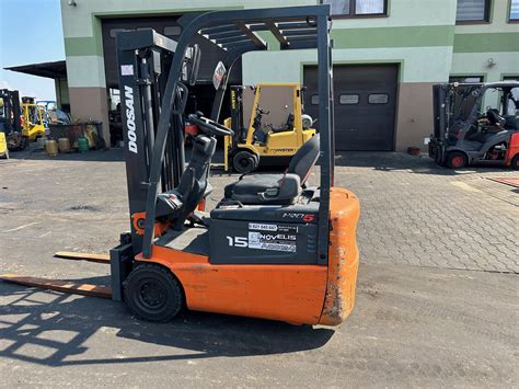 Wózek widłowy Doosan G15S-2 z widocznym cylindrem LPG