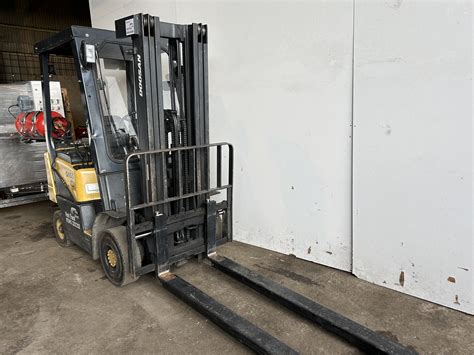 Widok kabiny operatora wózka Doosan G15S-2 z dźwigniami sterującymi