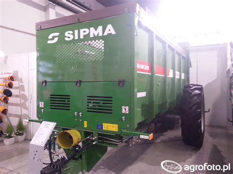 SIPMA RO 600 ZEFIR rozrzutnik w akcji na polu