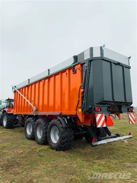 Zdjęcie rozrzutnika MEGA z widoczną hydrauliczną ścianą przesuwną