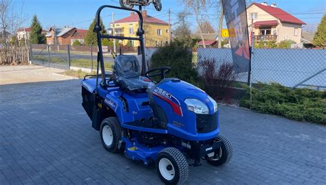 Ilustracja porównująca systemy zbierania trawy w różnych modelach traktorków