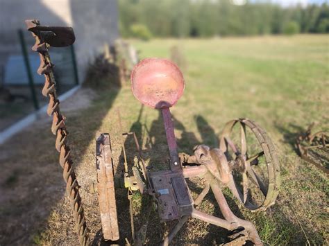 zdjęcie zabytkowej kosiarki konnej KZK-1.4 na stalowych kołach