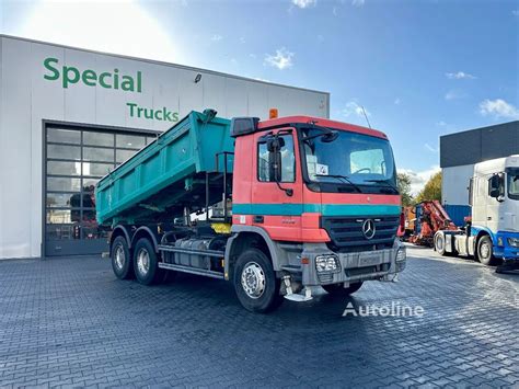wywrotka Mercedes-Benz Actros 6x4 pracująca na budowie