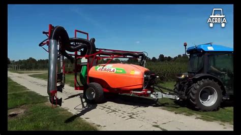 Zdjęcie przyczepianego opryskiwacza sadowniczego Agrola w akcji w sadzie