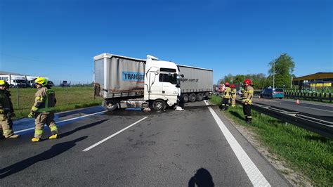 zdjęcie ciągnika siodłowego z naczepą na drodze