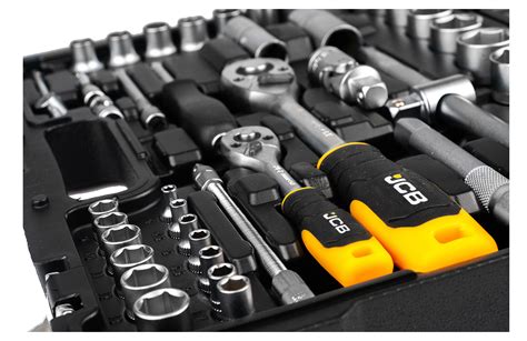 Zbliżenie na rękojeść grzechotki JCB, ukazujące jej ergonomiczny kształt i antypoślizgową fakturę