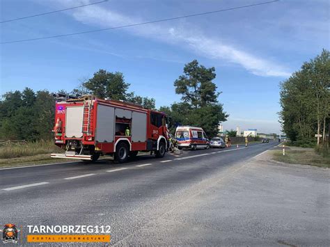 Miejsce wypadku drogowego z udziałem ciągnika i samochodu osobowego