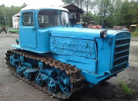 Radziecki ciągnik gąsienicowy DT-75 z charakterystyczną kabiną.
