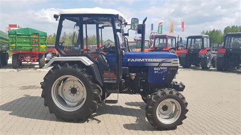 Zdjęcie ciągnika Farmtrac 6050 C w polu lub na gospodarstwie