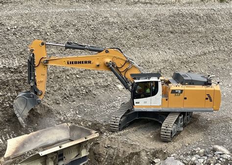 Liebherr R950 SME crawler excavator in a quarry