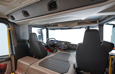 kierowca w kabinie scania g440