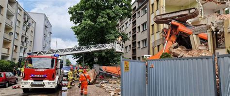 Zdjęcie koparki podczas prac wyburzeniowych
