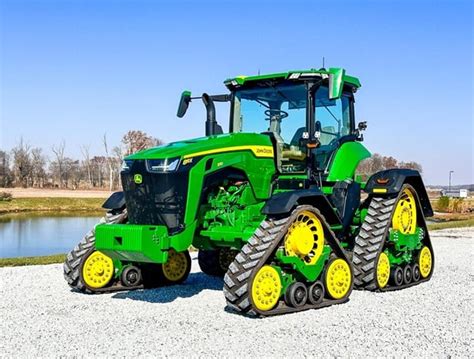 John Deere 8RX 370 w czasie pracy z prawie 18-metrowym siewnikiem