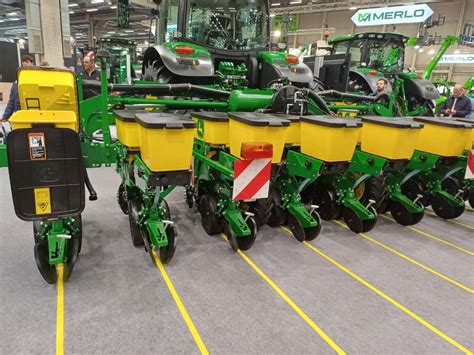Siewnik punktowy John Deere 1725 NT w akcji na polu