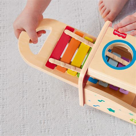 Zdjęcie edukacyjnej ciężarówki sortera Fisher-Price z widocznymi elementami interaktywnymi