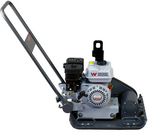 Infografika porównująca kluczowe parametry zagęszczarki Wacker Neuson MP 20 z innymi modelami.