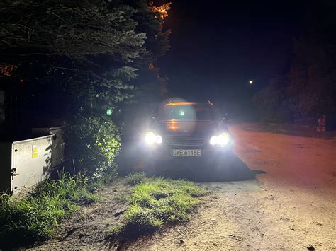 Maszyna budowlana Komatsu pracująca nocą z włączonymi reflektorami