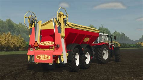 The Bredal K105 lime spreader in action on a field in Farming Simulator
