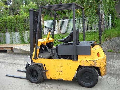 Zdjęcie przedstawiające wózek widłowy Zremb GPW 2007 w warunkach roboczych