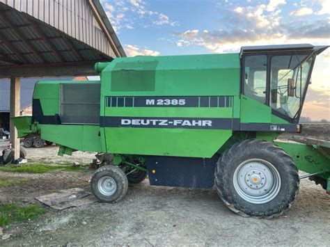 Tematyczne zdjęcie kombajnu zbożowego Deutz-Fahr M 2385 w akcji na polu