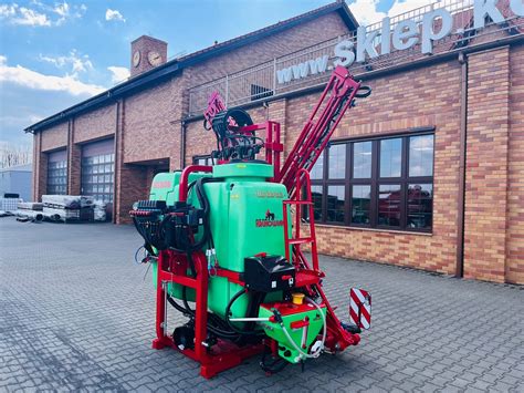 Opryskiwacz Krukowiak Goliat 2500l z rozłożoną belką polową PHN w polu