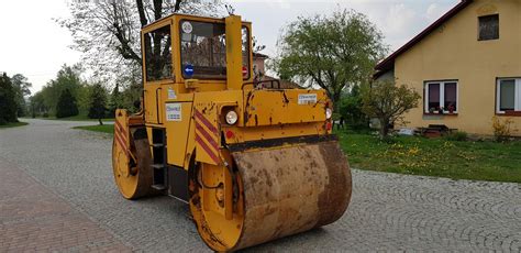 Walec drogowy na placu budowy autostrady, w pobliżu skarpy