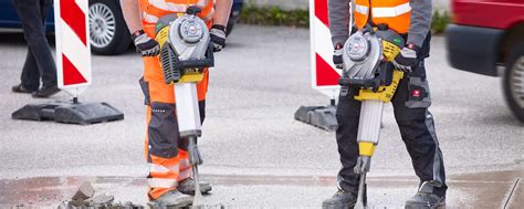 Potężny młot wyburzeniowy Wacker Neuson BH65 na placu budowy