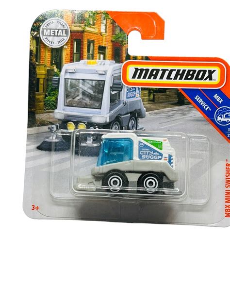 zdjęcie przedstawiające zabawkę Matchbox Zamiatarka z widocznymi samochodzikami wewnątrz i na pakie