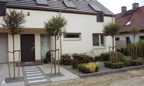 Tematyczne zdjęcie odśnieżarki przed domem, w tle zasnieżony krajobraz