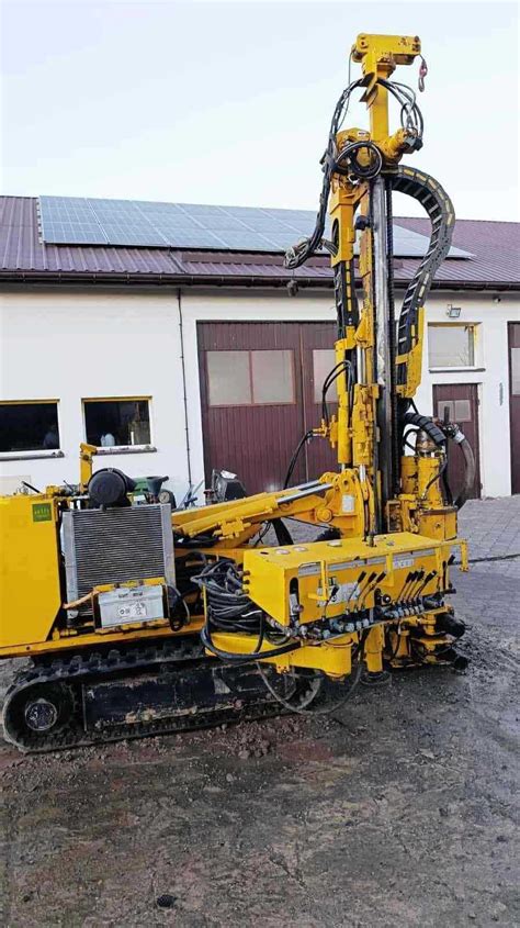 Wiertnica Beretta T-41 na placu budowy wykonująca odwierty pod mikropale