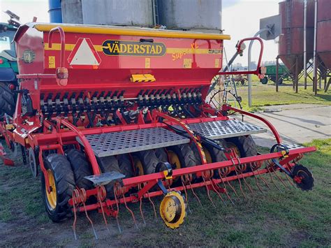 Siewnik Vaderstad w polu podczas pracy