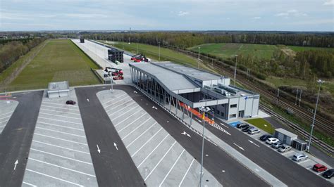 Widok na nowoczesny terminal logistyczny z ciężarówkami Adar