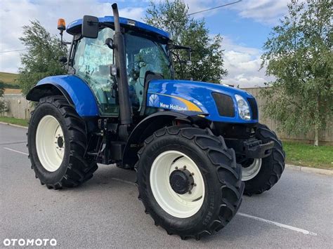 Widok na przestronną i komfortową kabinę ciągnika New Holland T6070