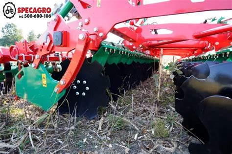 Zdjęcie brony talerzowej Agro-Masz BT pracującej w sadzie