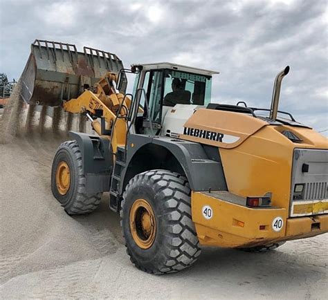 Ładowarka czołowa LIEBHERR 574 w trakcie załadunku