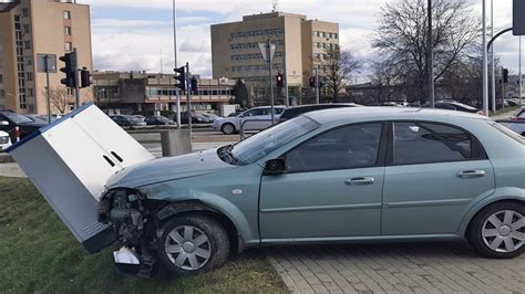 Zniszczone pojazdy po kolizji na skrzyżowaniu