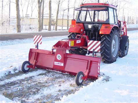 pług śnieżny zamontowany na quadzie w akcji
