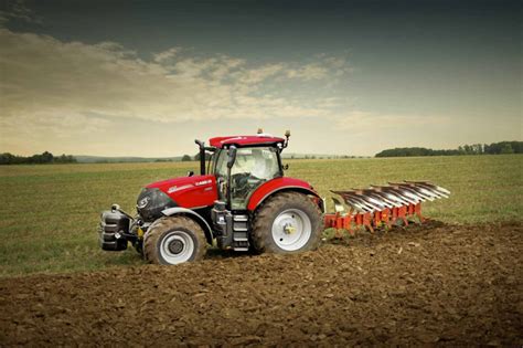 Zdjęcie przedstawiające trzy serie ładowaczy czołowych Case IH zamontowanych na różnych modelach ciągników