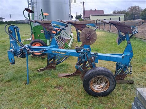 Zdjęcie przedstawiające 3-skibowy pług obrotowy marki Lemken w trakcie pracy polowej.