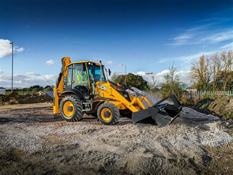 Koparkoładowarka JCB w akcji na placu budowy