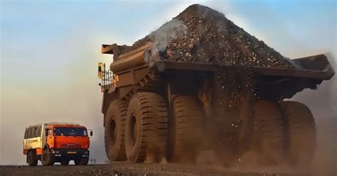 Zdjęcie porównawcze największych wozideł kopalnianych (BelAZ 75710, Liebherr T282B, Caterpillar 797F)