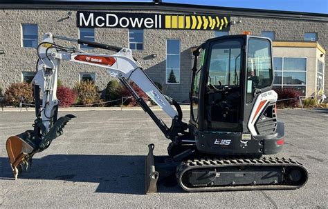 Schemat techniczny minikoparki Bobcat E35 z zaznaczonymi wymiarami i zasięgiem roboczym