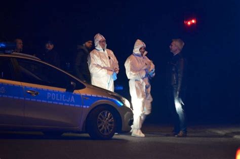 zdjęcie policjantów prowadzących oględziny miejsca kradzieży ciągnika