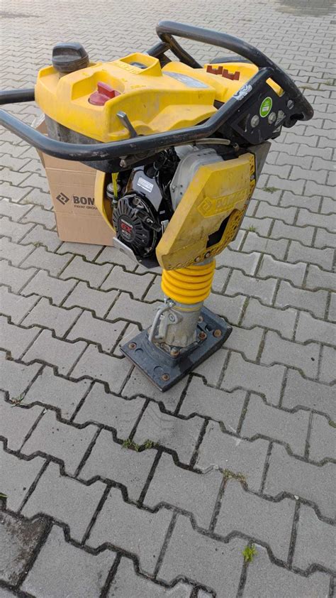 Zagęszczarka stopowa Bomag w akcji na placu budowy