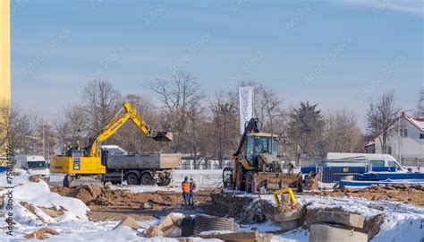 Tematyczne zdjęcie koparki Komatsu na budowie
