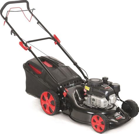 Kosiarka spalinowa MTD SMART 46 SPO/PO w akcji w ogrodzie