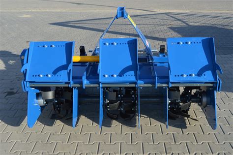 Glebogryzarka międzyrzędowa MCMS z Warki w pracy na plantacji truskawek